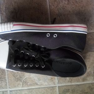 Black sneakers size 9